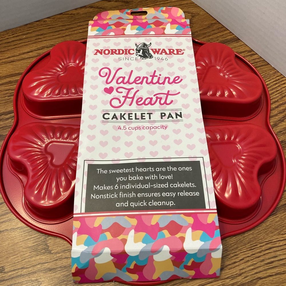 New Nordic Ware Valentine Heart Cakelet Pan, NWT, 4.5 cup capacity, Red Metal